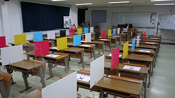 教室では「飛沫防止パーテーション」を設置予定